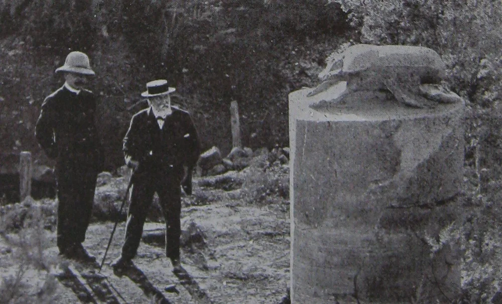 カルナック神殿にある大スカラベ像を見学するサン＝サーンスと像の発見者のジョルジュ・ルグラン（1908年以降）（Guide de Concert）