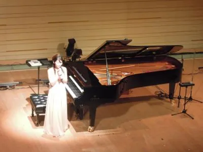 ソロリサイタルでのトーク風景＠銀座ヤマハホール