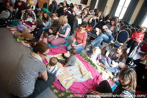 教会のホールにて。マットや椅子の好きな場所で聴ける