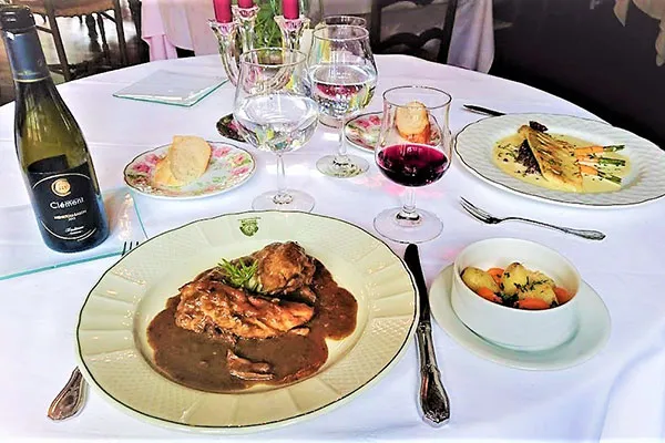 メインはノアン名物チキンのバルブイユ風