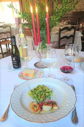 前菜のホタテ貝のグリルに青豆と野菜の付け合わせ