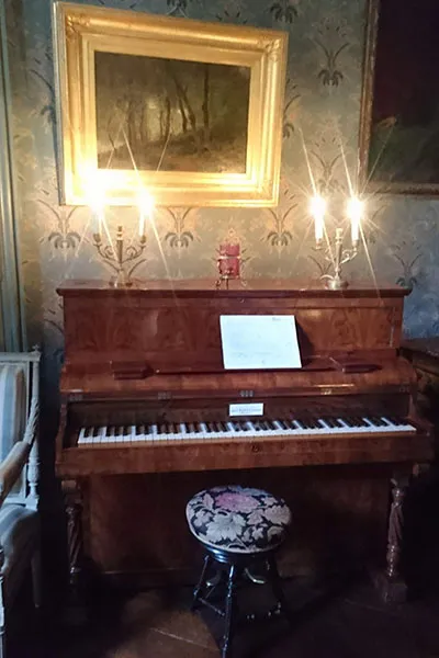 サロンに置かれているピアノ