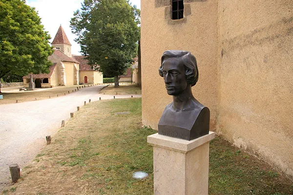 館へと続く道にショパン像