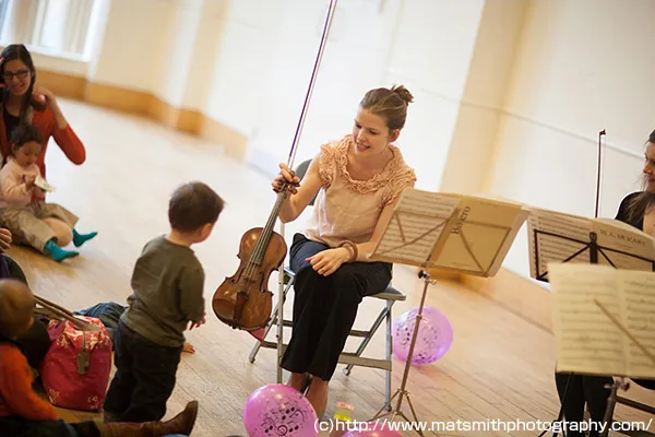 興味深く近づいていく子も