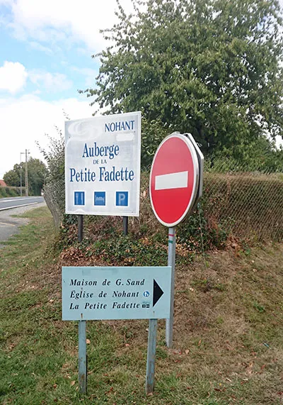 農道沿いの案内板