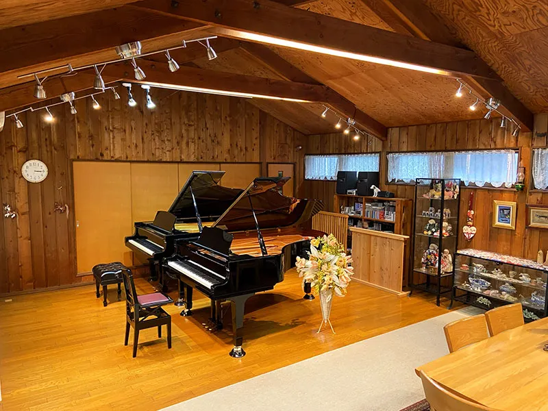 木のぬくもりが感じられるレッスン室