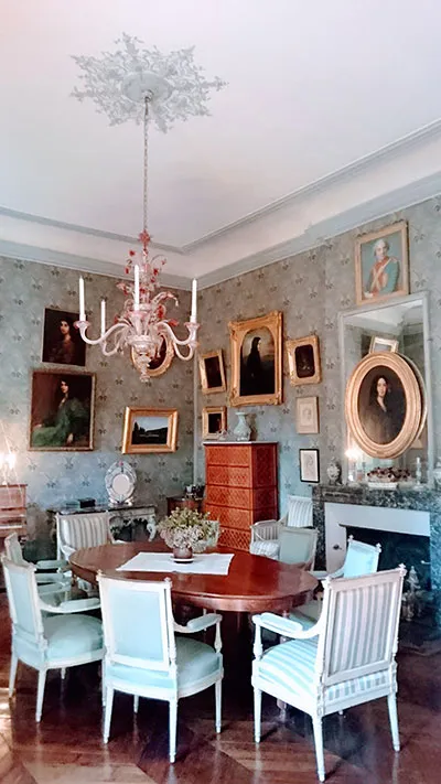 サンド家の肖像画に囲まれたサロン