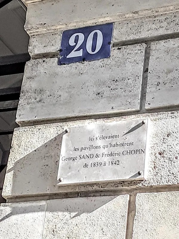 ショパンとサンドが住んでいたことを示すプレート「1839年から1842まで、ショパンとサンドが此処に暮らす」