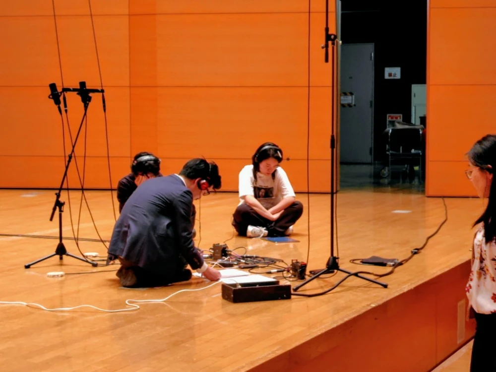 2025年4月29日 作曲家・榎政則さん企画のCD《Metaphrase》の収録現場。テイクをチェックする黒岩さんらと杉浦