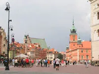 ワルシャワの旧市街へ向かう通り