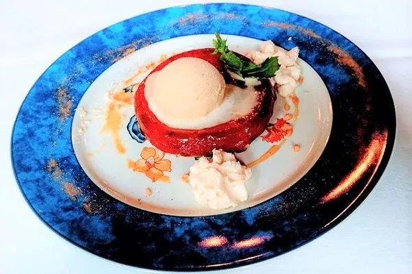 バニラアイスクリーム添えの林檎のタタン